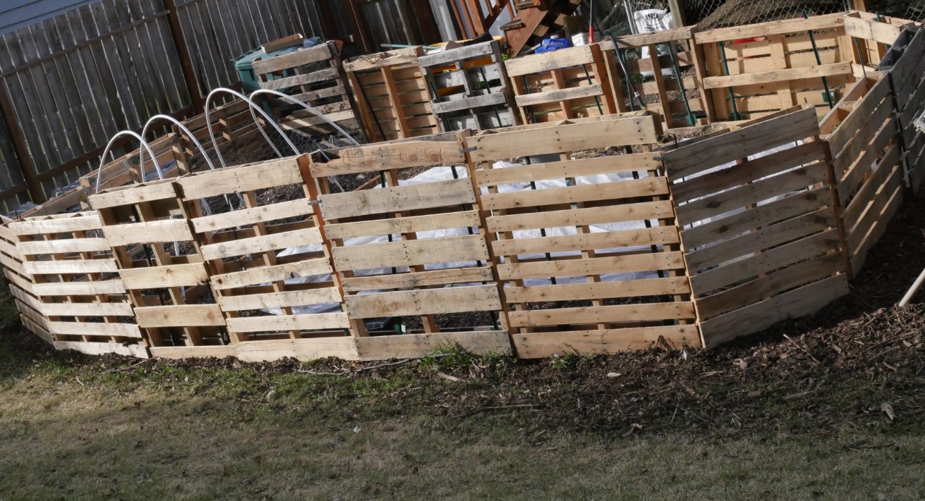 recycled pallet garden fence